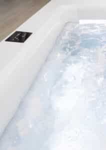 Der rechteckige Whirlpool "Helba 210" in der Unterbau-Version mit Unterwasser-Beleuchtung, Hydromassage-Düsen und Touchscreen-Panel von Disenia.