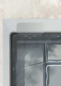 Der rechteckige Whirlpool "Helba 240" mit silbernem Innenleben, Hydromassagedüsen und Einstiegshilfe bzw. Sitzfläche am Rand mit matter Oberfläche von Disenia.