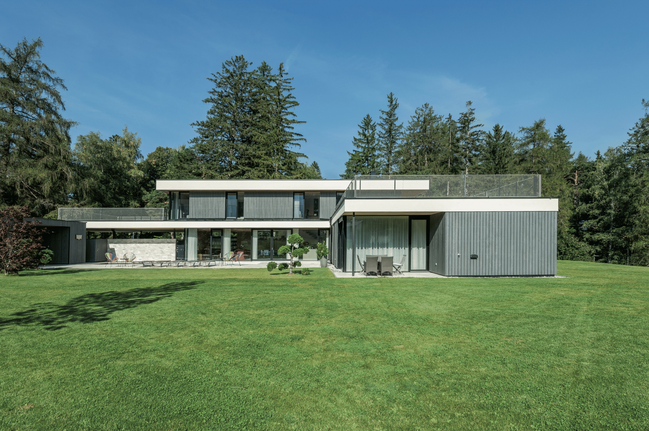 Modernes Flachdach-Wohnhaus mit großen Terrassen und vielen raumhohen Fenstern von Internorm.