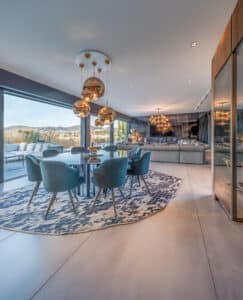 Internorm zeigt einen offenen Wohnbereich mit Esstisch, Wohnlandschaft und barrierefreier Terrassenschiebetür.