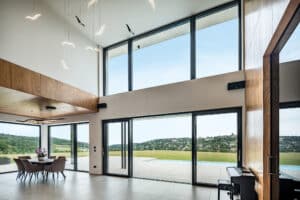 Ein Terrassenschiebetüren‑ und Eckverglasungssystem mit großflächigen Glaselementen und schwarzem Alu‑Rahmen von Internorm.