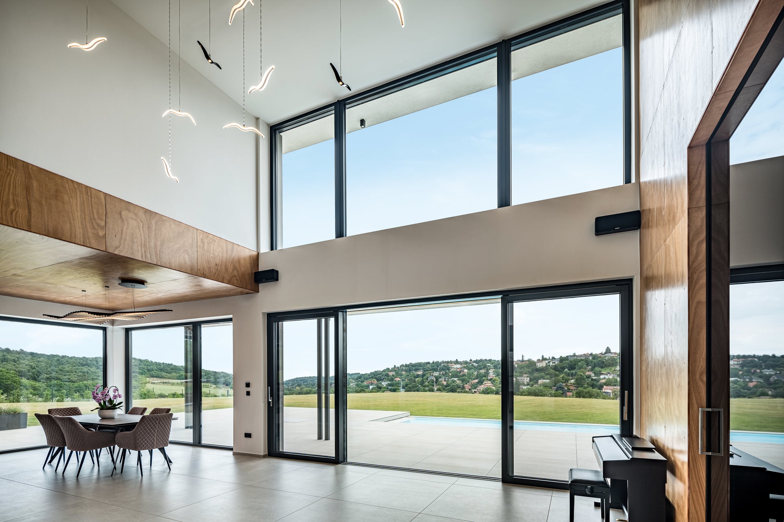 Ein Terrassenschiebetüren‑ und Eckverglasungssystem mit großflächigen Glaselementen und schwarzem Alu‑Rahmen von Internorm.