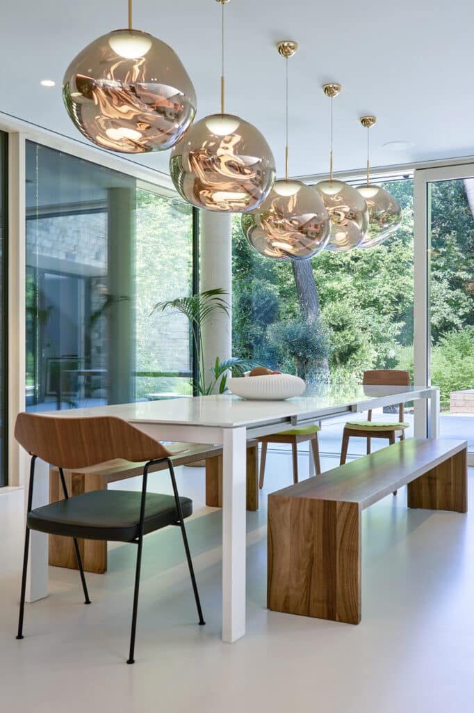 Haus mit modernem Essbereich und großen weißen Terrassenschiebetüren von Internorm.