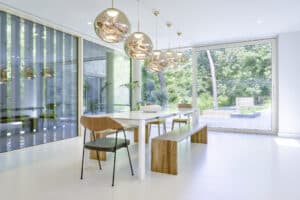 Haus mit modernem Essbereich und großen weißen Terrassenschiebetüren von Internorm.