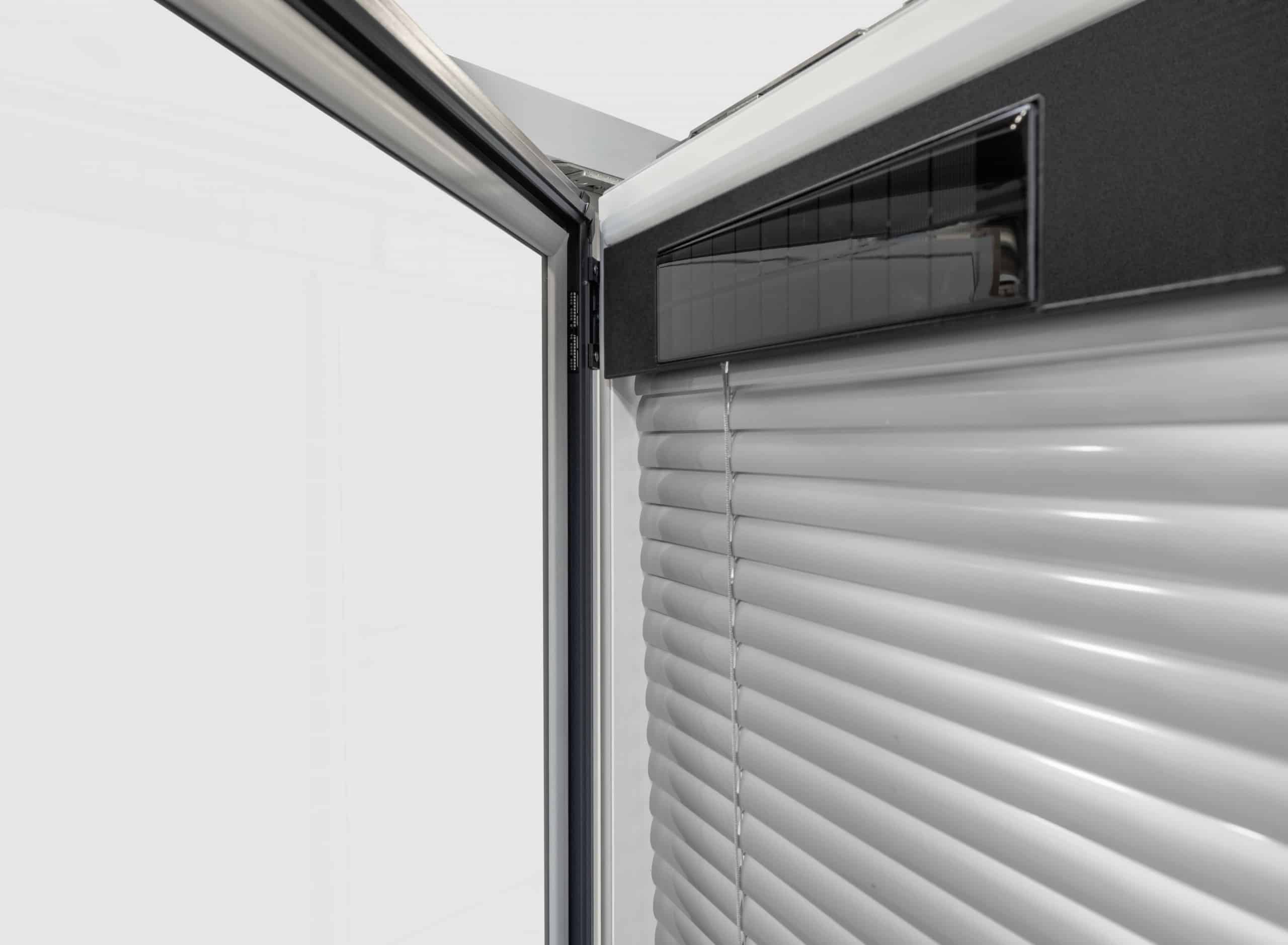 Außenansicht eines Fensters mit I-tec Shading System und PV-Modul von Internorm.