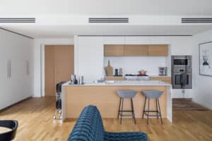 Jaga zeigt die Raumklimalösung Briza, die kühlt und heizt, als Deckeneinbau in einer Küche.