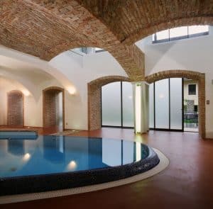 Schwimmhalle mit Gewölbedecke und Torbögen mit modernen Glastüren JAHN Gewölbebau.