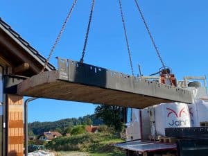 Anlieferung und Kranmontage eines Fertigteilgewölbes von Jahn Gewölbebau.