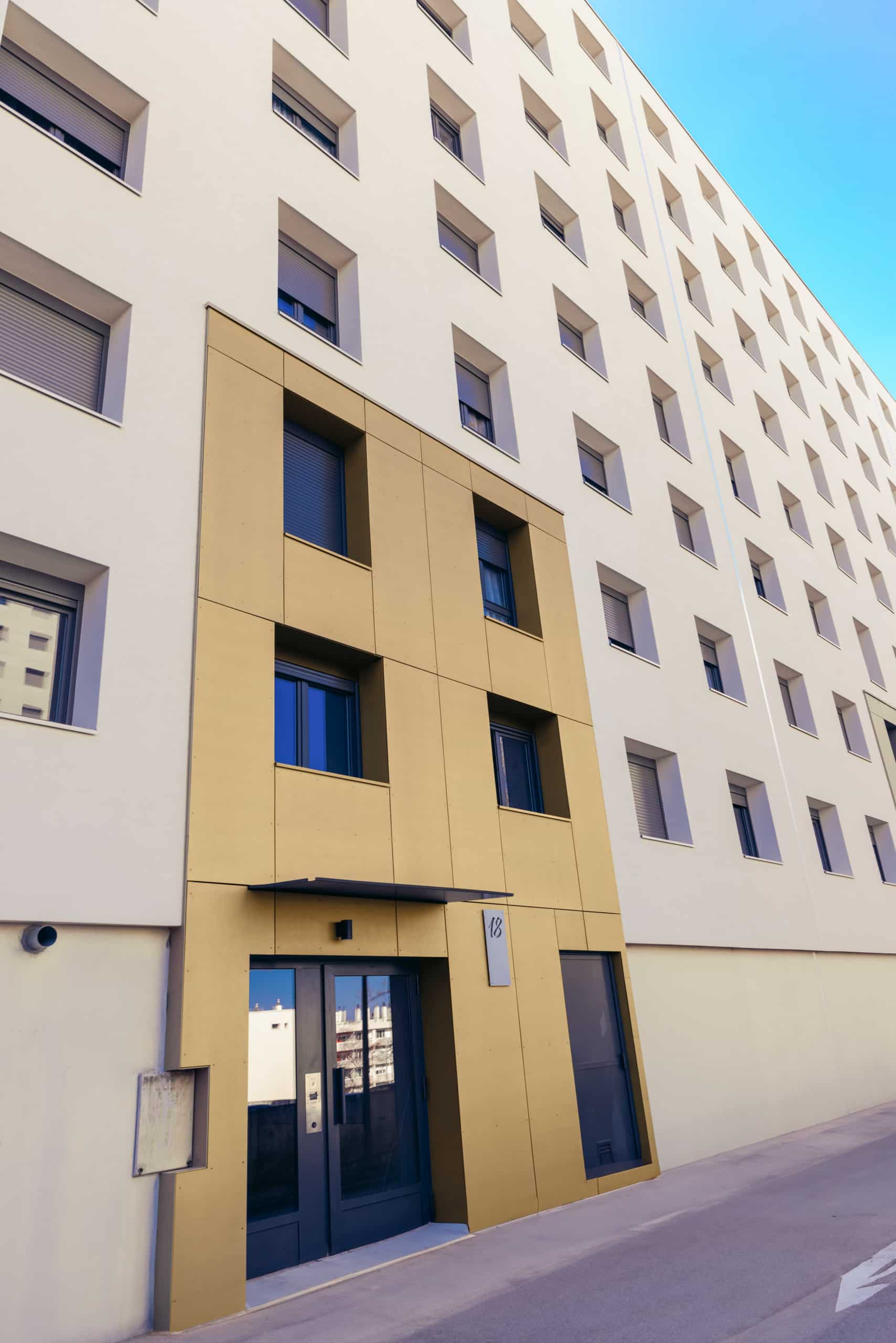 Wohnhaus mit Metallic Fassadenplatten in Gold von James Hardie.