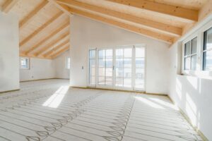 James Hardie präsentiert Trockenestrichelemente für Fußbodenheizung in einem Rohbau.