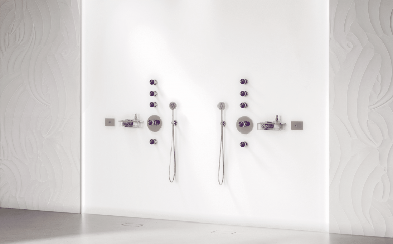 Der luxuriöse Duschbereich für Zwei sorgt mit Kopfbrausen inklusive Regen- und Farbtherapie-Funktion und Unterputz-Thermostat-Brausebatterie in Platin mit violettem Amethyst für sinnliches Erleben und pure Entspannung.