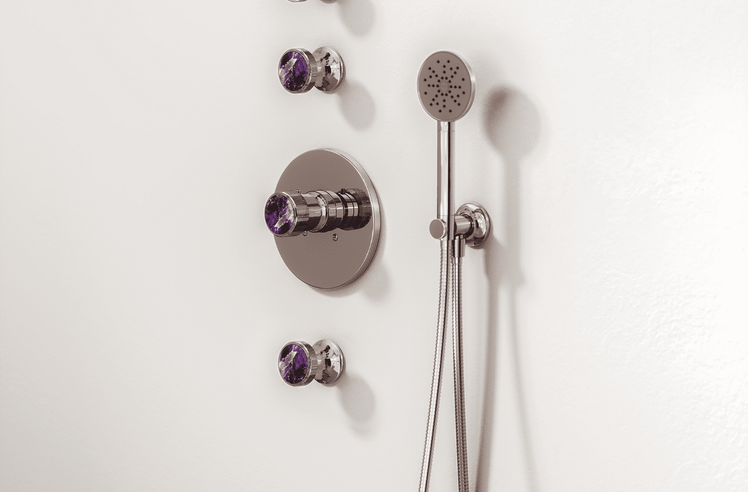 Schmuckdesign im Duschbereich mit Unterputz-Lösung der Thermostat-Brausebatterie und vier Ventilen in edel glänzendem Platin. Die kräftig violetten Amethyste ziehen den Blick magisch an und setzen faszinierend schöne Design-Akzente.