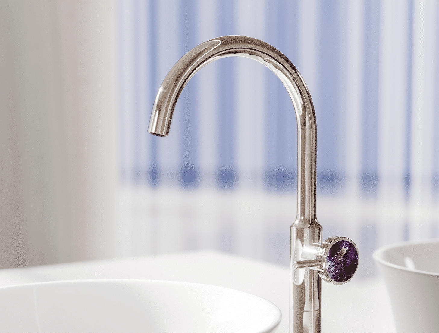 Die „Valencia“-Waschtischarmatur in Platin mit violettem Amethyst ist in XXL-Größe an der Seite des runden Waschbeckens aus der Badserie „White Tulip “ von Duravit ein absoluter Hingucker.