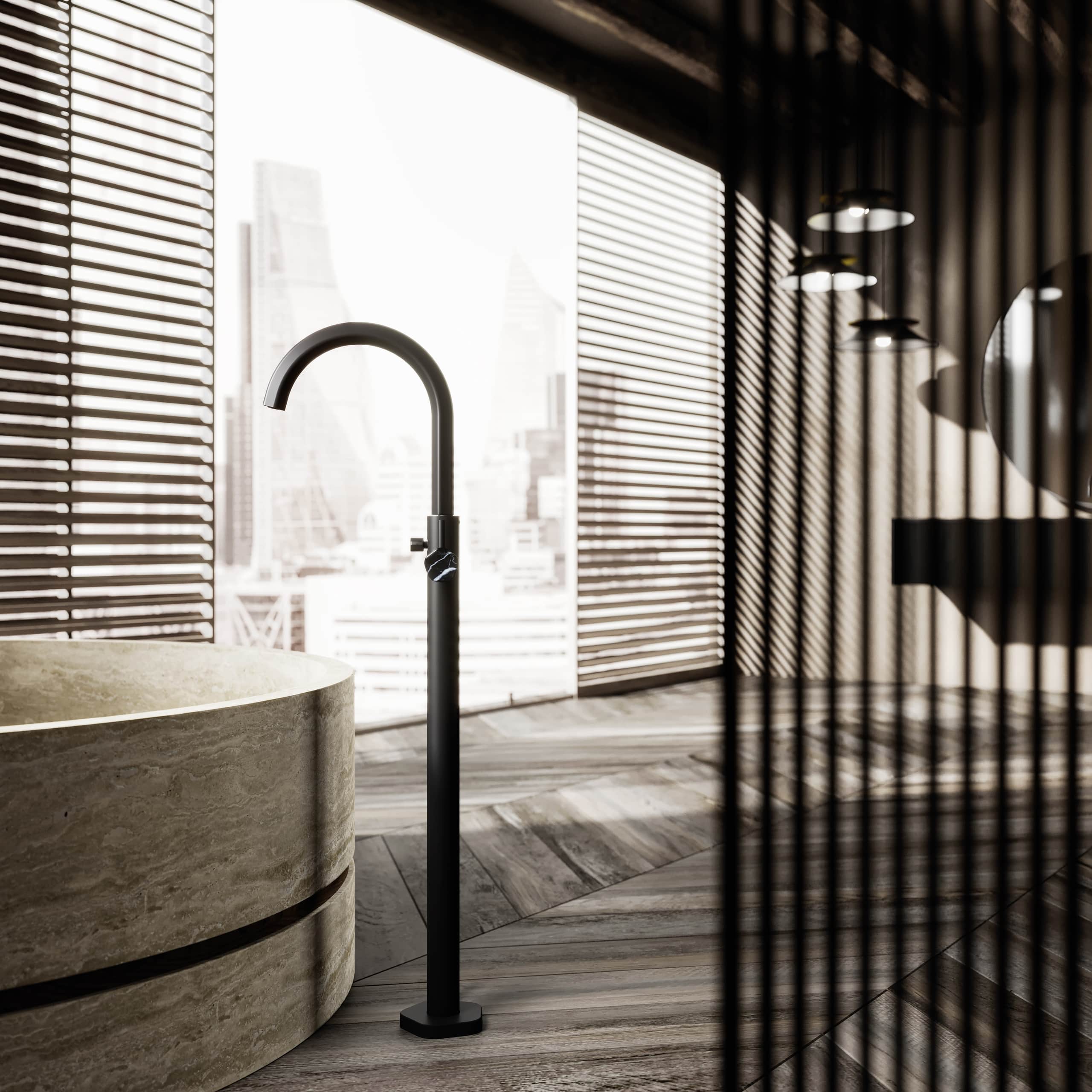 Badezimmer mit freistehender Badewanne und passender freistehender Schwanenhalt-Armatur in matt schwarz und Marmorknopf von Jörger Armaturen.