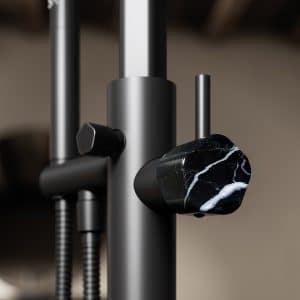 Badewannen-Armatur in schwarz matt mit Mamorknopf von Jörger Armaturen.