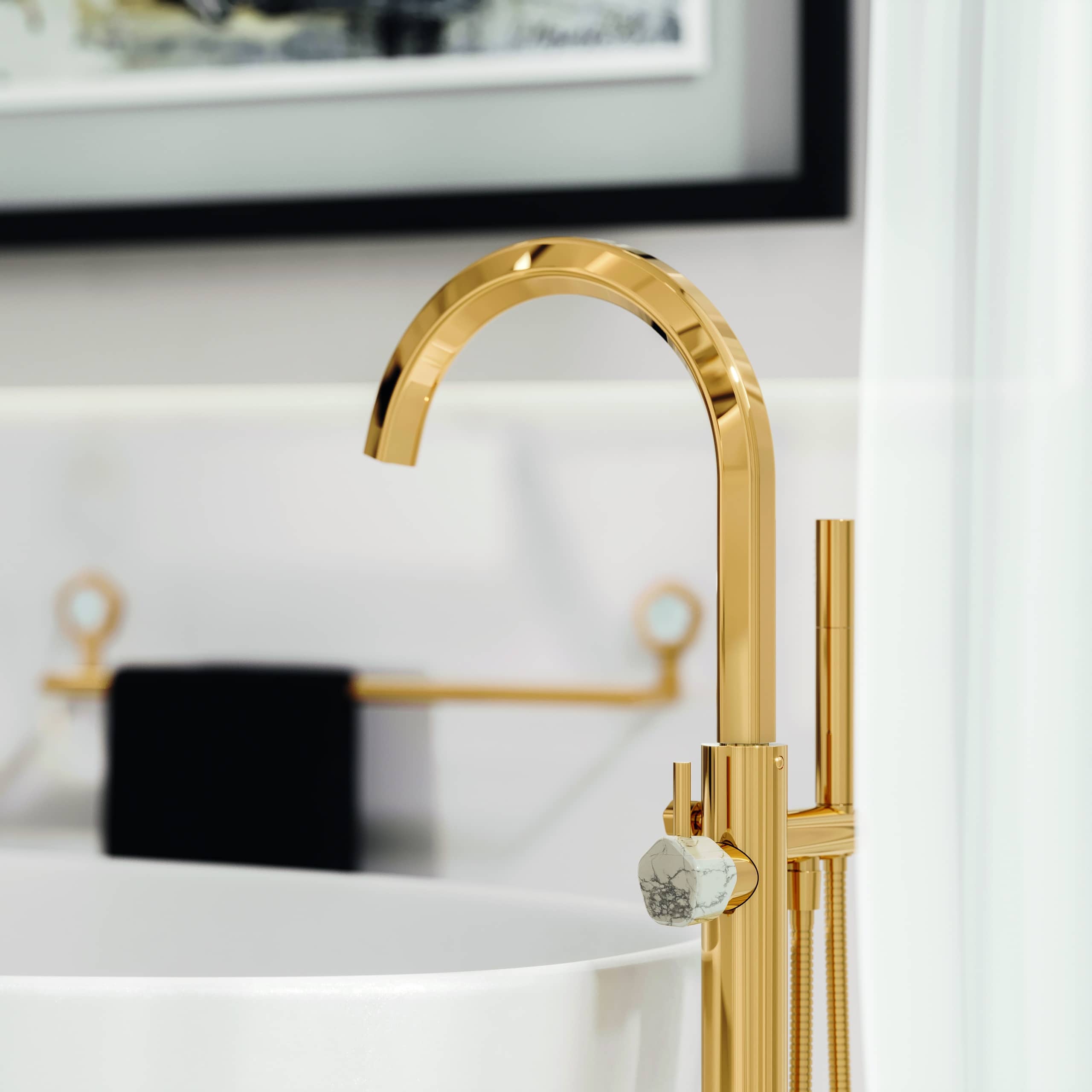 Eine freistehende Wannen-Einhandbatterie aus edlem Messing und weißem Türkis mit passendem Badetuchhalter aus der Reihe „Shado“ von Jörger.