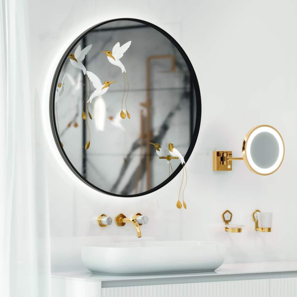 Ein helles Badezimmer‑Interior mit 3‑Loch‑Waschtischarmatur in „sunshine“ (Edelmessing), Griff aus weißem Türkis, geometrisch klarer Formensprache von Jörger.