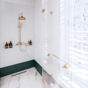 Dusche mit Glastüre, Aufputz‑Set, Steigrohr, Duschtürgriff und Accessoires in edelmessing matt von Jörger.