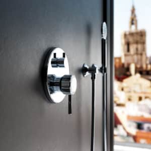 Ein Unterputz‑Thermostat‑Ventil‑Modul mit Schlauchbrausegarnitur in Chrom und weißen Kristallgriffen von Jörger.