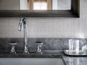 Waschbecken mit 3‑Loch‑Mischer der Serie 'Valencia' in Chrome Black Crystal von Jörger.