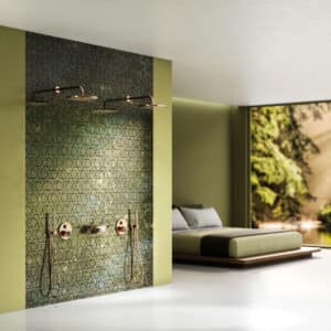 Eine 1‑Hand‑Wannenfüll‑ und Brausebatterie der Serie 'Valencia' in Roségold mit Labradorit‑Naturstein, Unterputz‑Montage, Schlauchbrausegarnitur, Regenbrause und passenden Accessoires von Jörger.