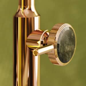 Eine freistehende 1‑Hand‑Waschtisch‑Batterie in Roségold mit Labradorit‑Naturstein‑Armaturengriff von Jörger.