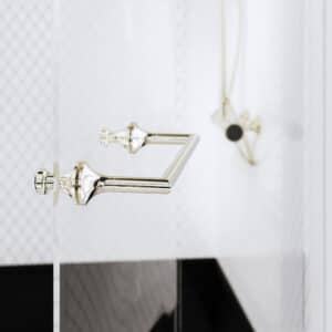 Eine Duschnische mit Glastüre und Duschtürgriff aus der Serie 'Valencia' in Silbernickel von Jörger.