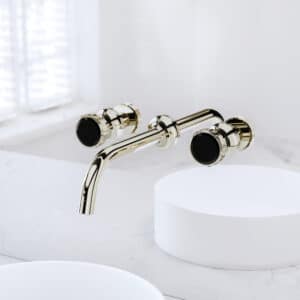 Ein 3‑Loch‑Waschtisch‑Batterie aus der Serie 'Valencia' in Silbernickel mit schwarzen Kristallen von Jörger.