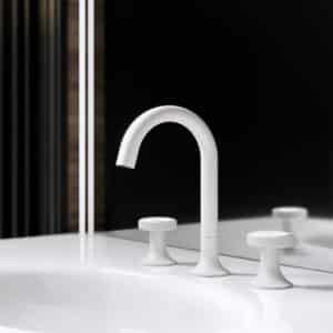 Ein Waschtisch mit 3‑Loch‑Armatur aus der Serie 'Valencia' in Weiß, matt mit weißen Kristallen über einem weißen Waschbecken von Jörger.