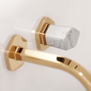 Hochglänzende 3‑Loch‑Waschtisch‑Batterie mit weißem Türkisgriff vor hellem Hintergrund, klare Linien von Jörger.