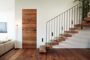 Moderne Flat-In Innentür in abgestimmter Optik von Josko neben einem Treppenaufgang.