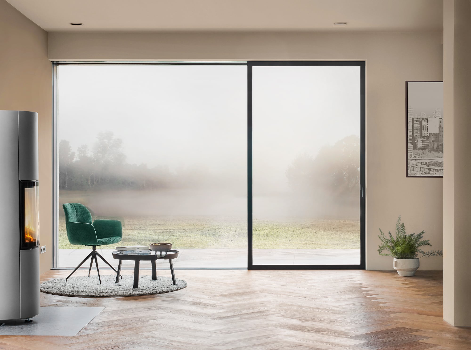 Alle Fenster und Türen von Josko haben besonders schlanke Rahmen – in jedem Material, jeder Öffnungsvariante und über alle Designstile hinweg, wie hier eine Terrassenschiebetür im Modell "FixFrame" mit schwarzem Rahmen.