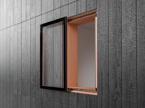KDM Innovation zeigt ein Fenster mit schwarzem Rahmen, das Dank Movista Fensterbeschlägen per Schieben geöffnet wurde.