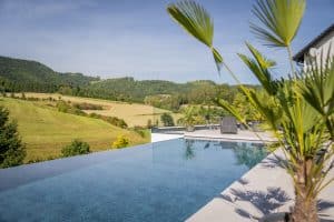 Infinitypool von B. Kern Baugesellschaft mit herrlichem Blick in die Landschaft.