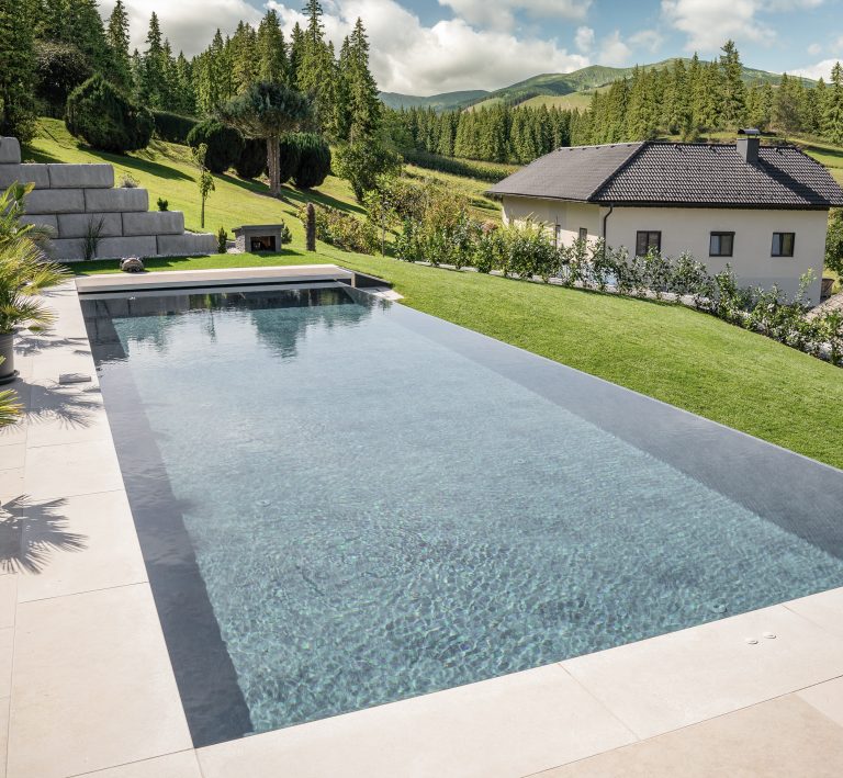 Infinitypool von B. Kern Baugesellschaft mit herrlichem Blick auf den Hanggarten und in die Landschaft.