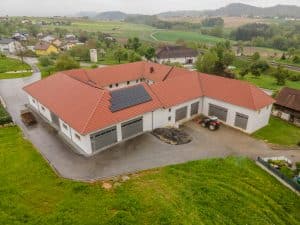 Vierkanthof mit Solarpanelen auf dem Satteldach von B. Kern Baugesellschaft.