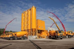 Aufnahme des Betriebsgeländes von Kickinger Bau mit seinen neuesten, umweltschonenden Fahrzeugen, welche regelmäßig erneuert werden.