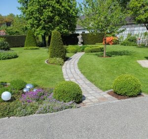 Romantisch angelegter Garten mit Asphalt und Pflastersteinen von Kickinger Bau.