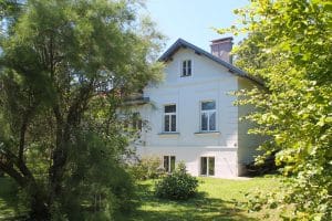 Sanierte Villa mit wildem Garten und einer klassischen Stuckfassade von Kickinger Bau.