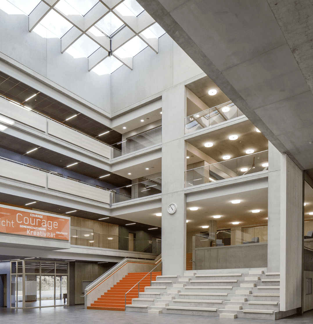 Lamilux zeigt das Tageslichtsystem im Eingangsbereich des Willibald-Gluck-Gymnasiums.