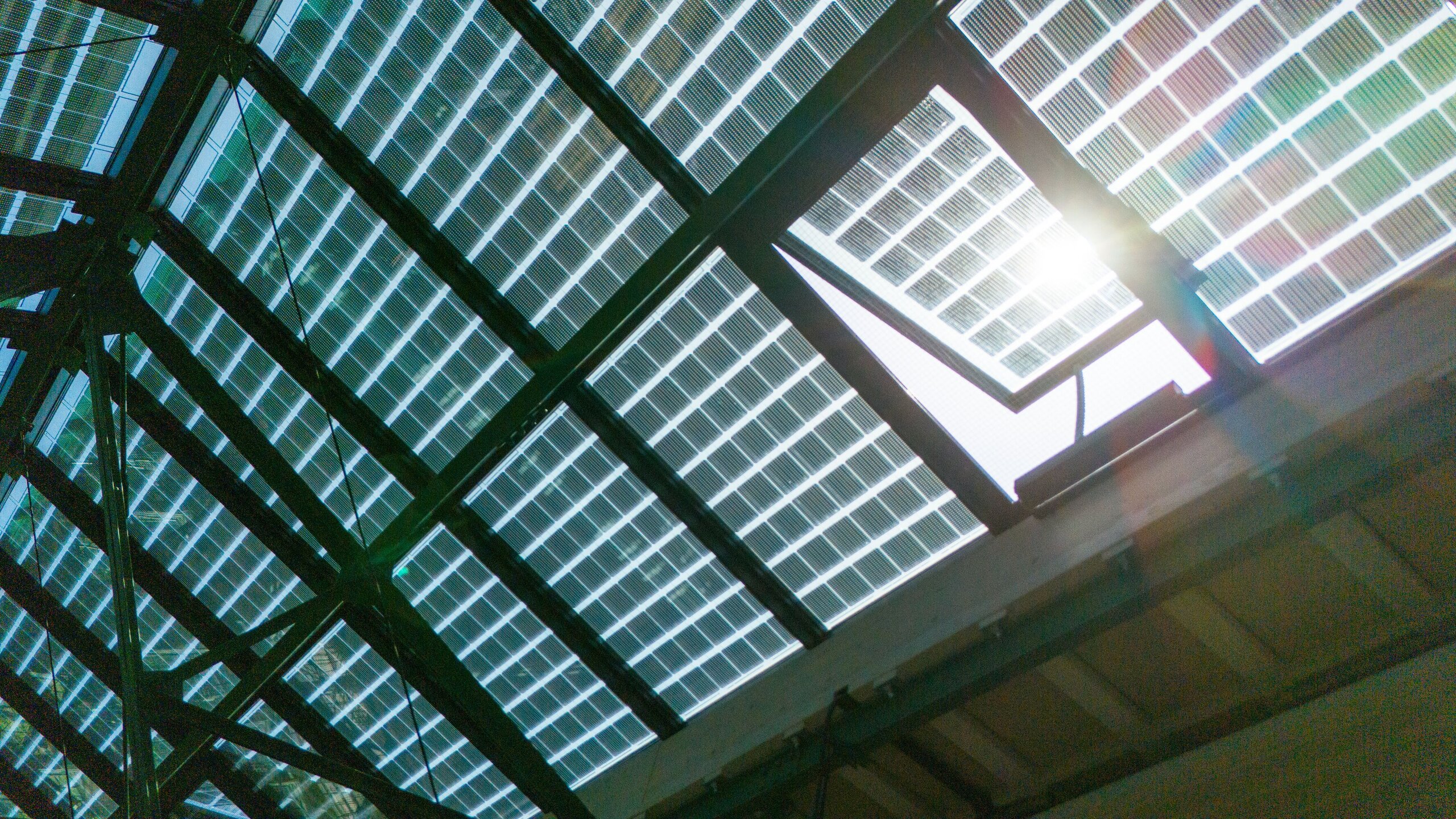 Lamilux präsentiert das Dachfenster PR60, das Fenster und Photovoltaikfläche vereint, von innen in geöffnetem Zustand.