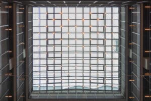 LAMILUX präsentiert das Referenz-Projekt Kalle Neukölln, dessen große Halle mit einem Glasdach überdacht ist und für lichtdurchflutete Gänge sorgt.