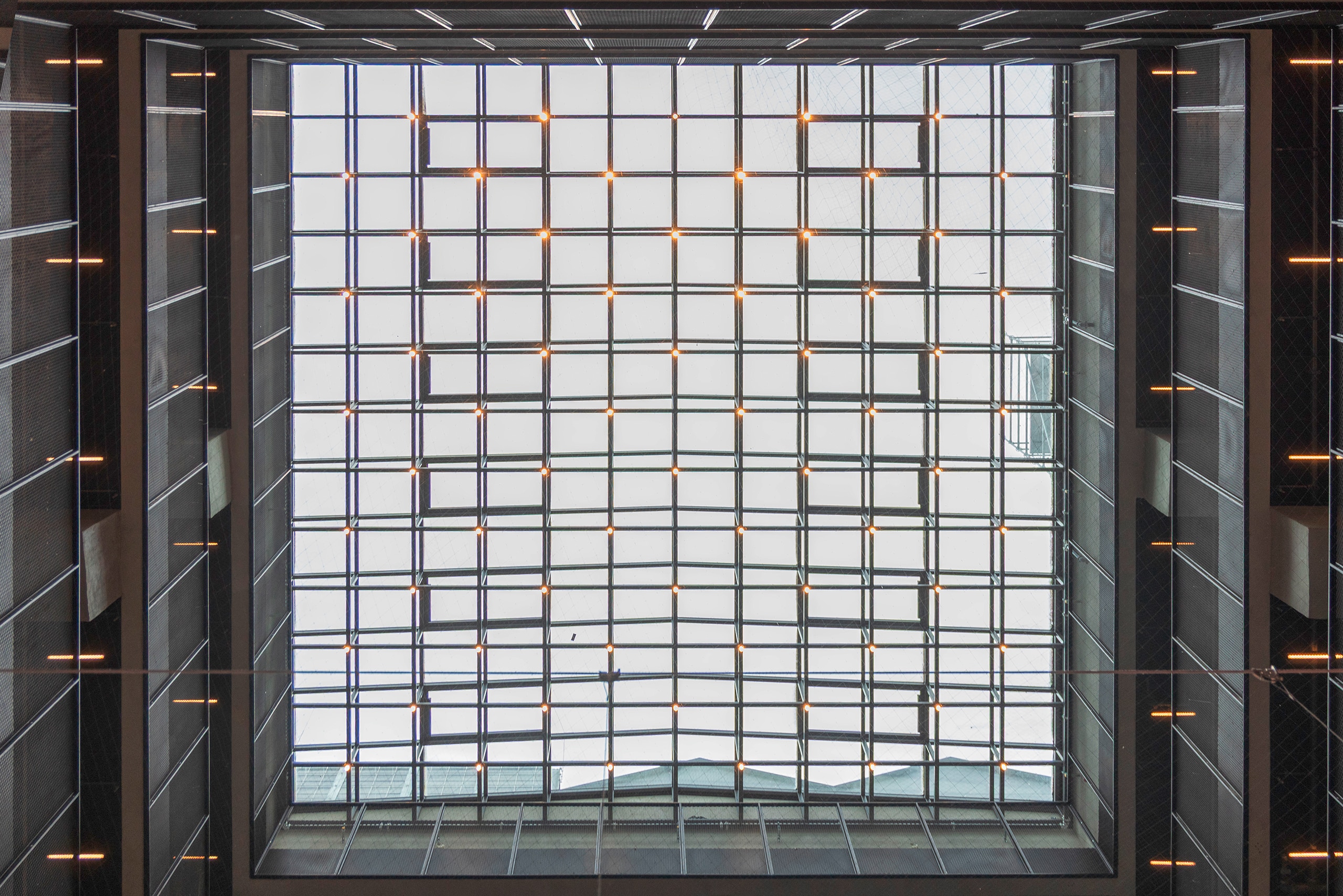 LAMILUX präsentiert das Referenz-Projekt Kalle Neukölln, dessen große Halle mit einem Glasdach überdacht ist und für lichtdurchflutete Gänge sorgt.