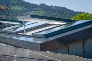 Wohnhaus in Freiburg mit geöffnetem Dachfenster von Lamilux Tageslichtsysteme.