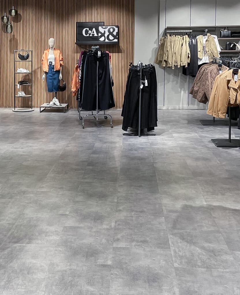 LICO präsentiert einen graumelierten Designboden aus recyceltem Denim Stoff in einer C&A Filiale in Wien.