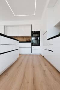 LICO zeigt eine moderne weiße Küche mit dem Bodenbelag Natureiche Synchro.