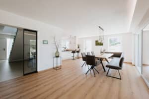 LICO zeigt eine grosse offene Wohnküche mit Essbereich mit dem Bodenbelag Natureiche Synchro.