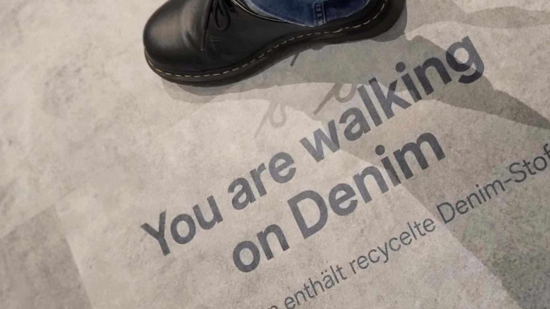 LICO präsentiert einen innovativen Designboden aus recyceltem Denim Stoff in einer C&A Filiale in Wien.