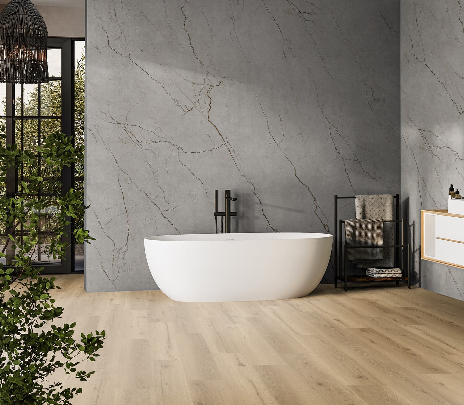 LICO präsentiert die beheizte Rückwand, die mit Marmoroptik bedruckt ist, hinter einer Badewanne in einem großen Badezimmer.