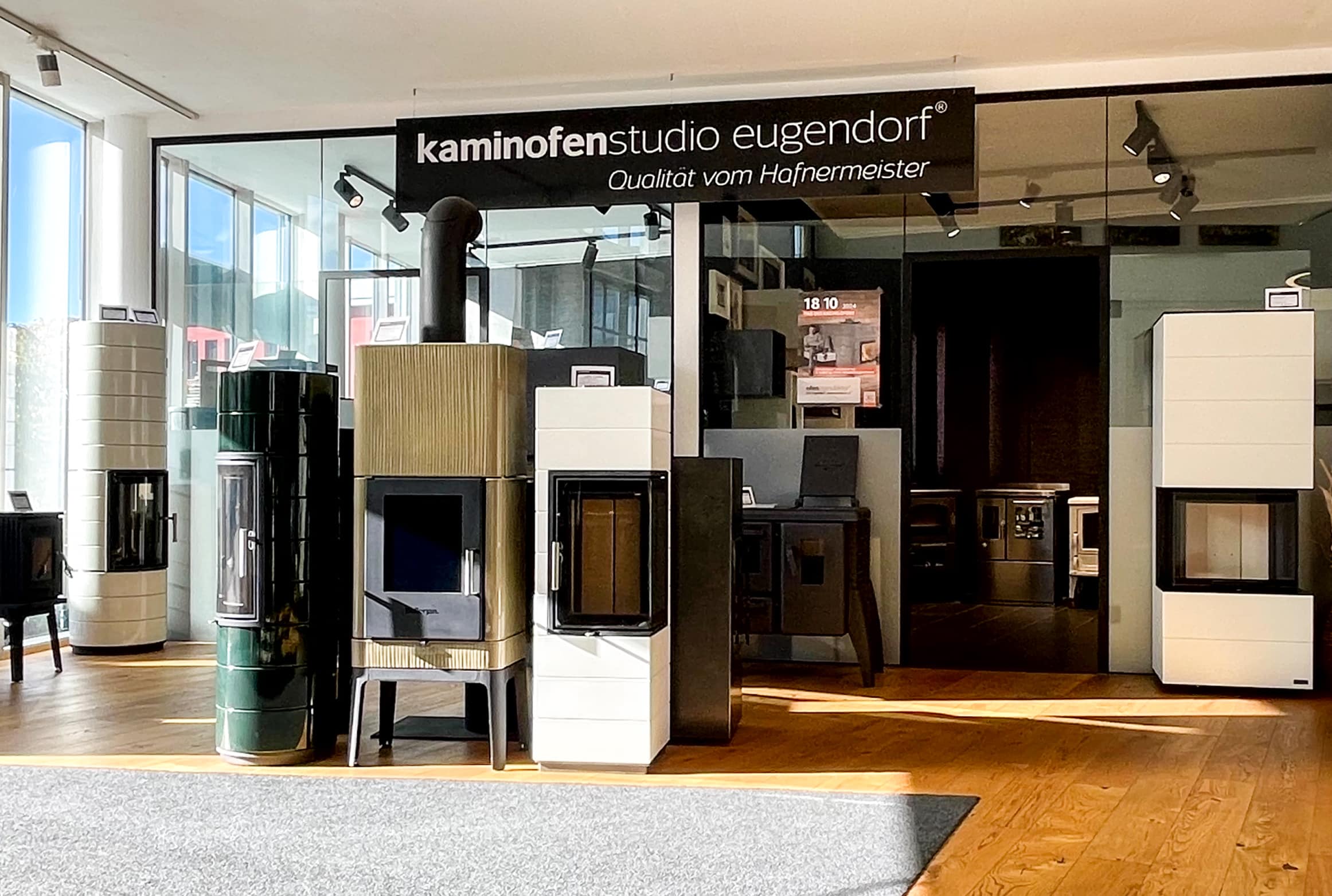 Kaminöfen aller Art begrüßen einen am Eingang des Kaminofenstudios Eugendorf.